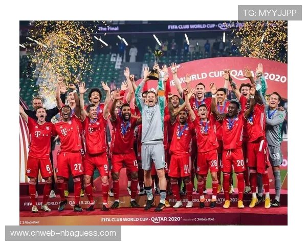 拜仁球迷看台拼出巨型欧冠奖杯图案，致敬球队六冠王赛季。